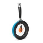 Konyhai serpenyő falióra - tükörtojással - kék Konyhai serpenyő falióra - tükörtojással - kék